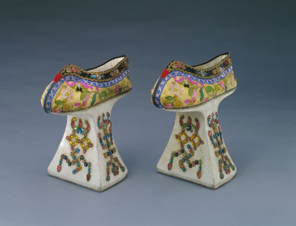 图片[1]-Women’s shoes with floral basin soles inlaid with stone longevity characters-China Archive